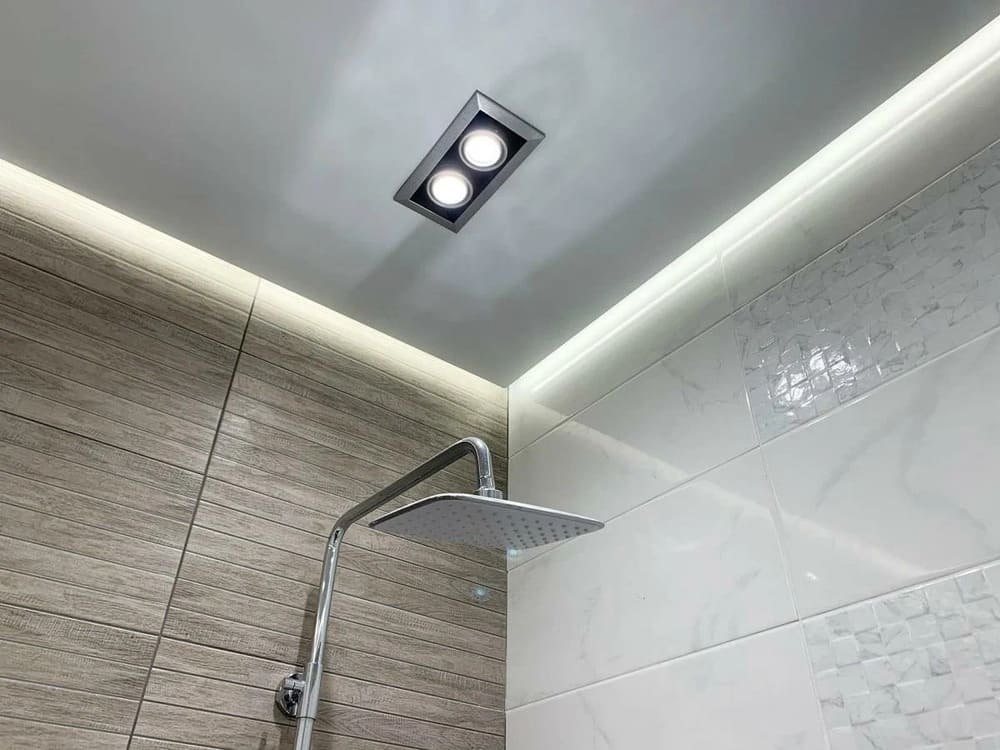 Натяжной потолок в ванной