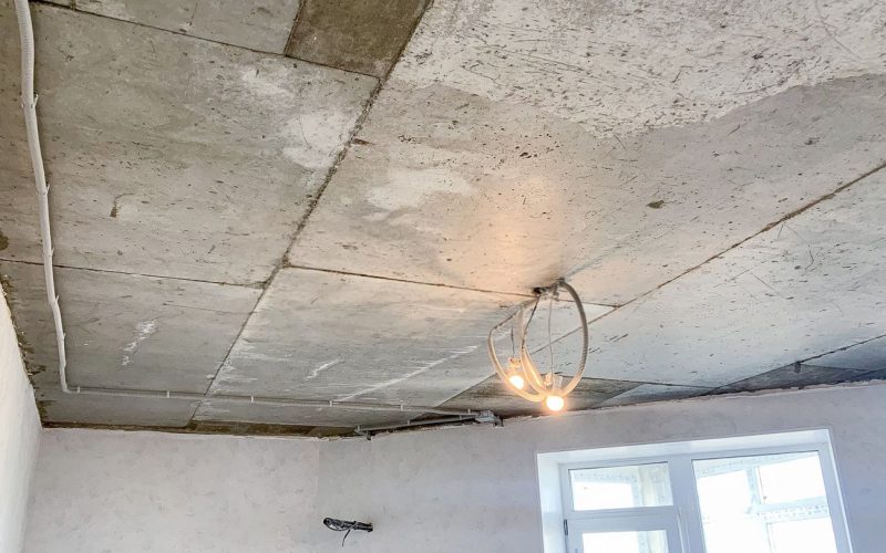 Натяжной потолок в зале 21 м2