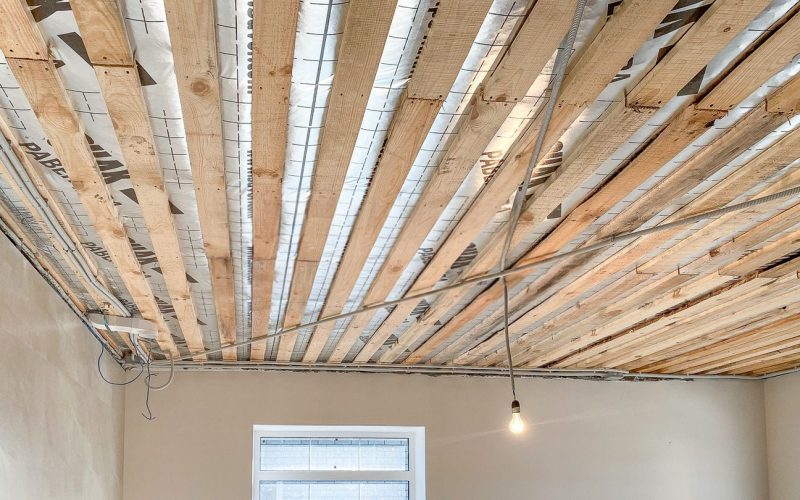 Натяжной потолок в зале 47 м2