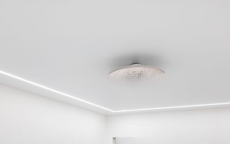 Натяжной потолок в зале 19 м2