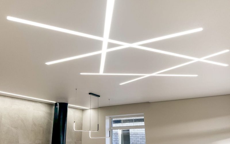 Натяжной потолок в зале 47 м2