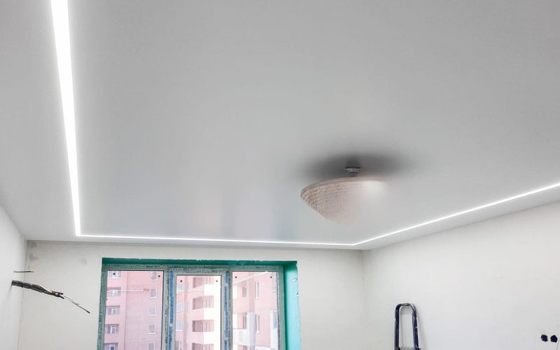 Натяжной потолок в зале 19 м2