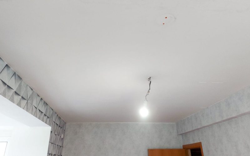 Натяжной потолок в зале 12 м2