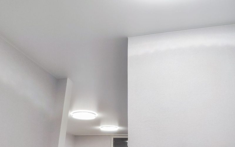 Натяжной потолок на кухне 22 м2