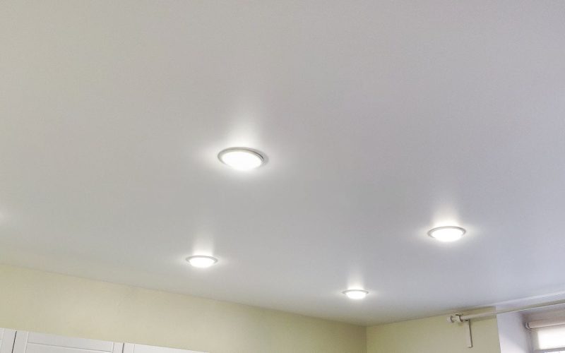 Натяжной потолок на кухне 9 м2