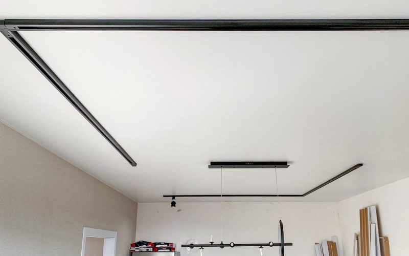 Натяжной потолок на кухне 21 м2