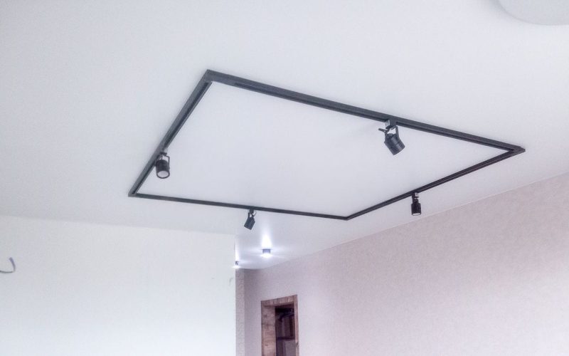 Натяжной потолок на кухне 16 м2