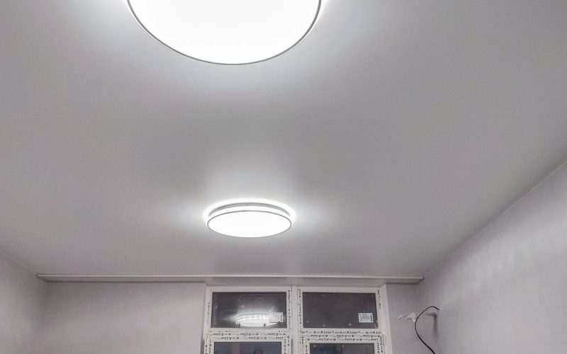 Натяжной потолок на кухне 22 м2