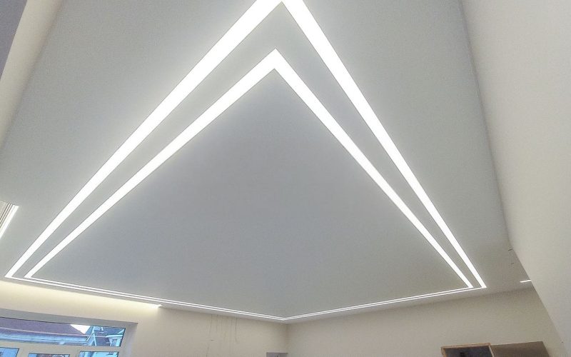 Натяжной потолок на кухне 40 м2