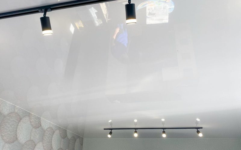 Натяжной потолок в гостиной 23 м2