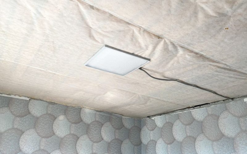 Натяжной потолок в гостиной 23 м2