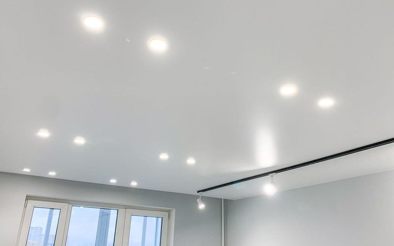 Натяжной потолок в гостиной 18 м2