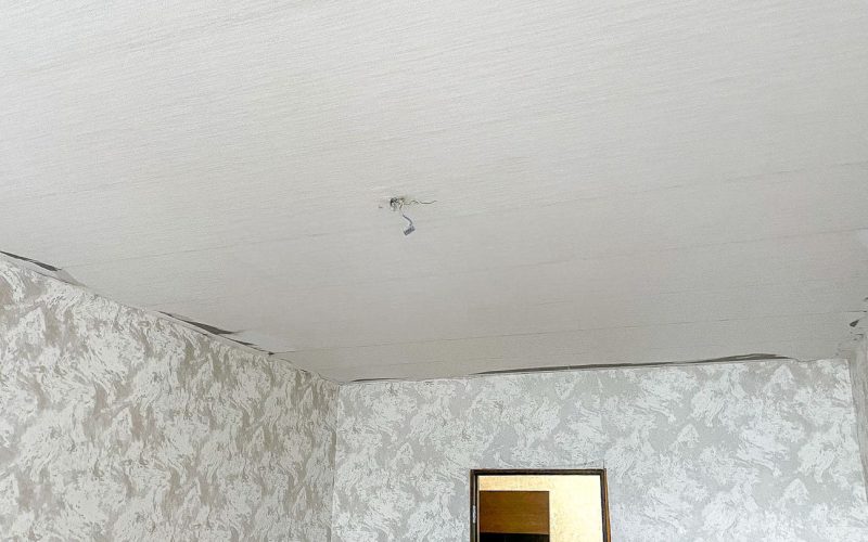 Натяжной потолок в гостиной 20 м2