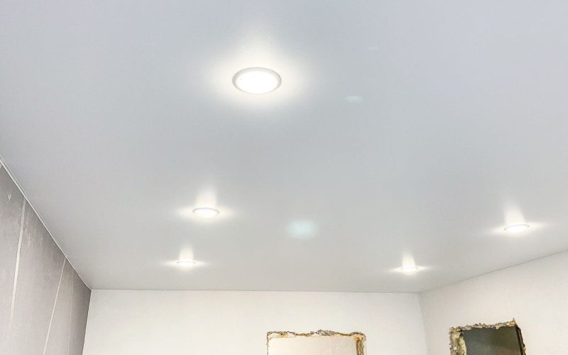 Натяжной потолок в гостиной 17 м2