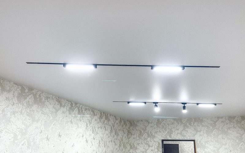 Натяжной потолок в гостиной 20 м2