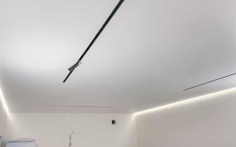 Натяжной потолок в гостиной 21 м2