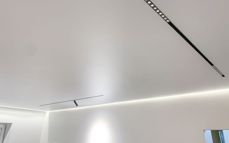 Натяжной потолок в гостиной 21 м2