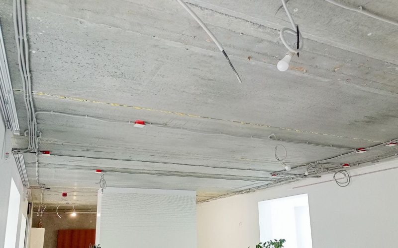 Натяжной потолок в гостиной 100 м2