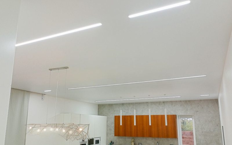 Натяжной потолок в гостиной 100 м2