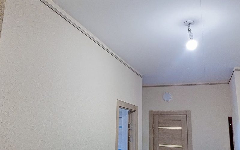 Натяжной потолок в прихожей 11 м2​