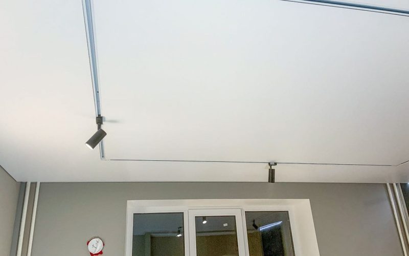 Натяжной потолок в спальне 16 м2