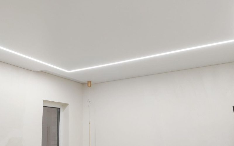 Натяжной потолок в спальне 15 м2