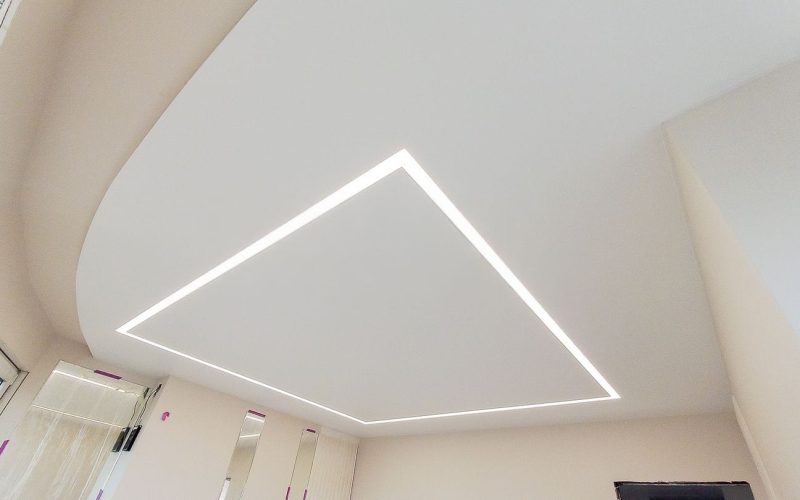 Натяжной потолок в спальне 27 м2