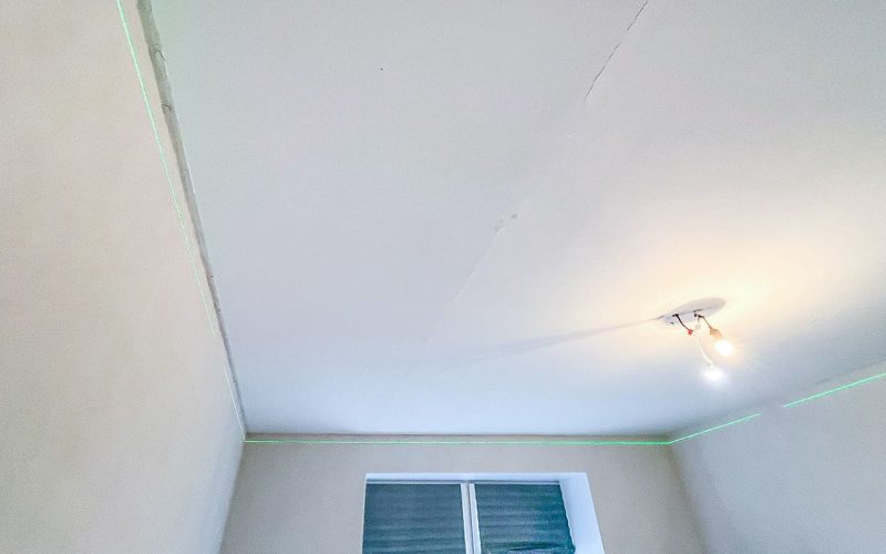 Натяжной потолок в спальне 14 м2