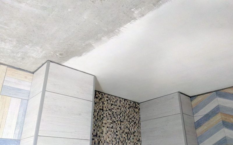 Натяжной потолок в ванной 6 м2​