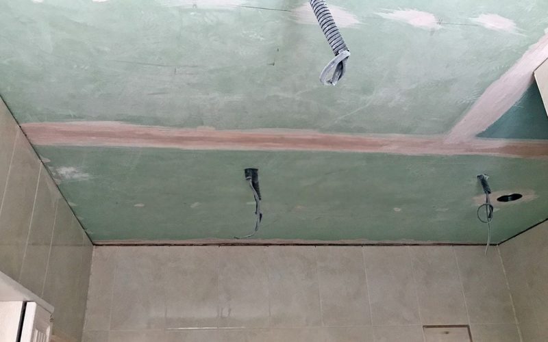 Натяжной потолок в ванной 6 м2​