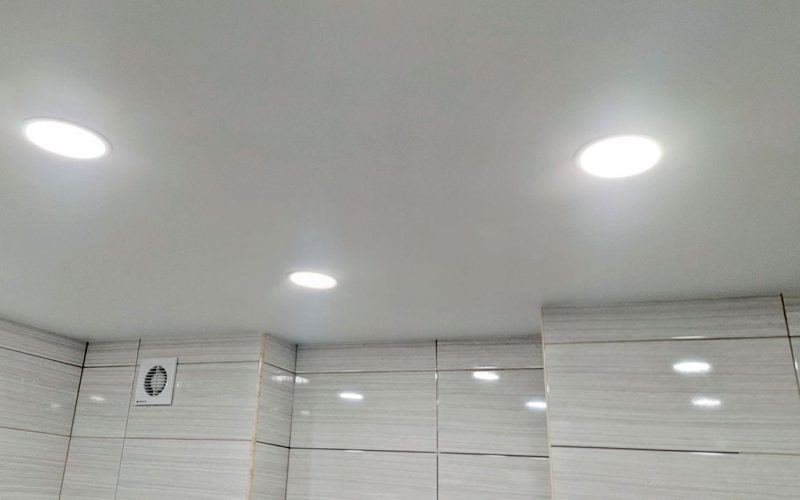 Натяжной потолок в ванной 5 м2​