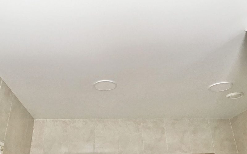 Натяжной потолок в ванной 6 м2​