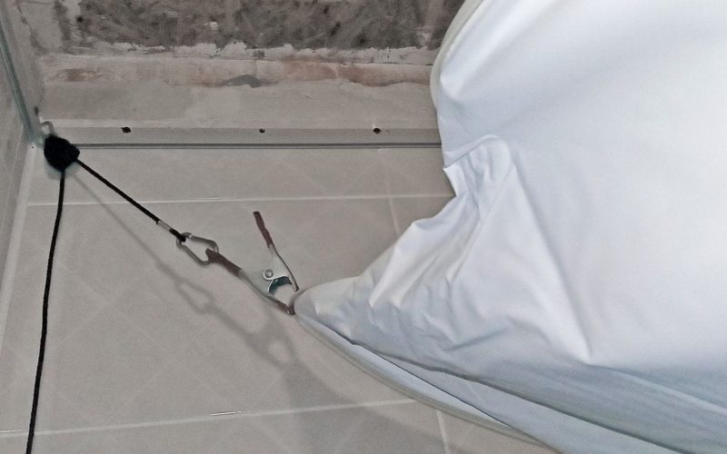 Натяжной потолок в ванной 5 м2​