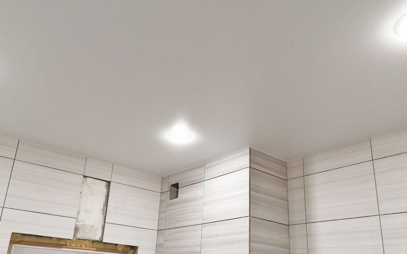 Натяжной потолок в ванной 6 м2​