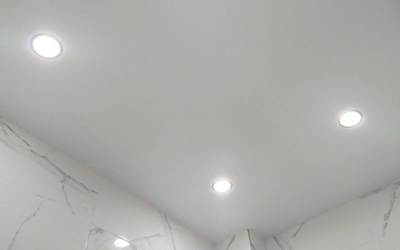 Натяжной потолок в ванной 4 м2​