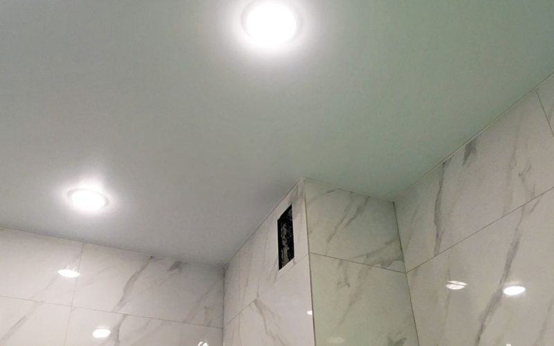 Натяжной потолок в ванной 4 м2​