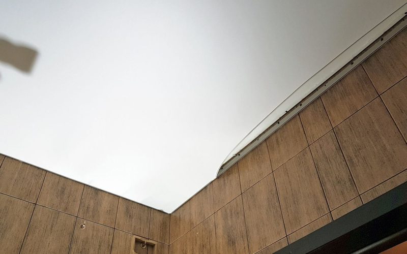 Натяжной потолок в ванной 5 м2​