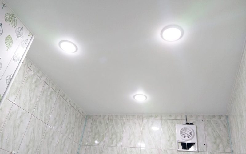 Натяжной потолок в ванной 3 м2​