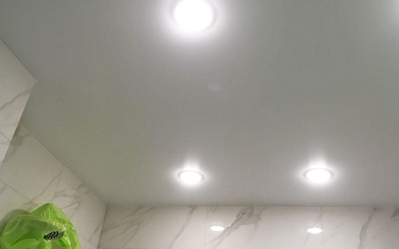 Натяжной потолок в ванной 4 м2​