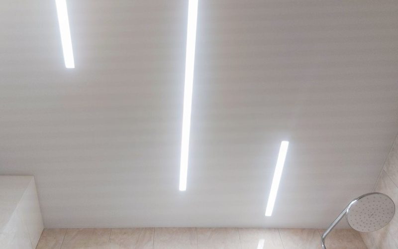 Натяжной потолок в ванной 3 м2