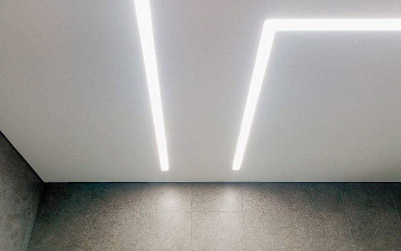 Натяжной потолок в ванной 4 м2​